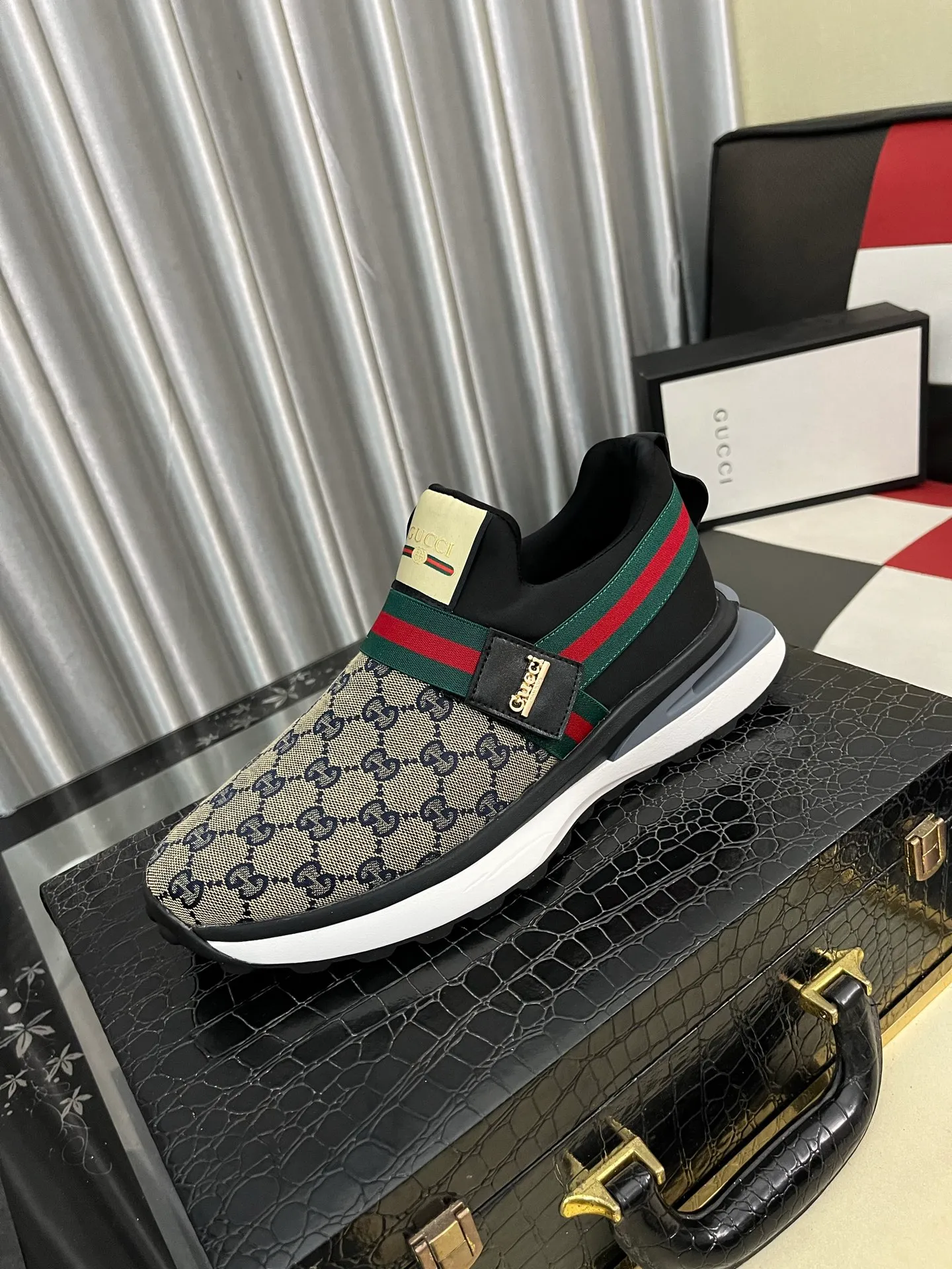 Men's shoes 💰458⌚️⌚️Gucci •Gucci original quality.~ Unique modern style sneakers. 🏃A must-have casual shoe for trendy men😍😍 Original brand imported from Italy, imported original leather, sheep lining (refuses to discolor and grind feet) Sole: Original sole provided by the original factory, French lazy style design ⚠️Fit to the feet, original quality attached, super comfortable original sole, code number: 38-443️⃣colors available